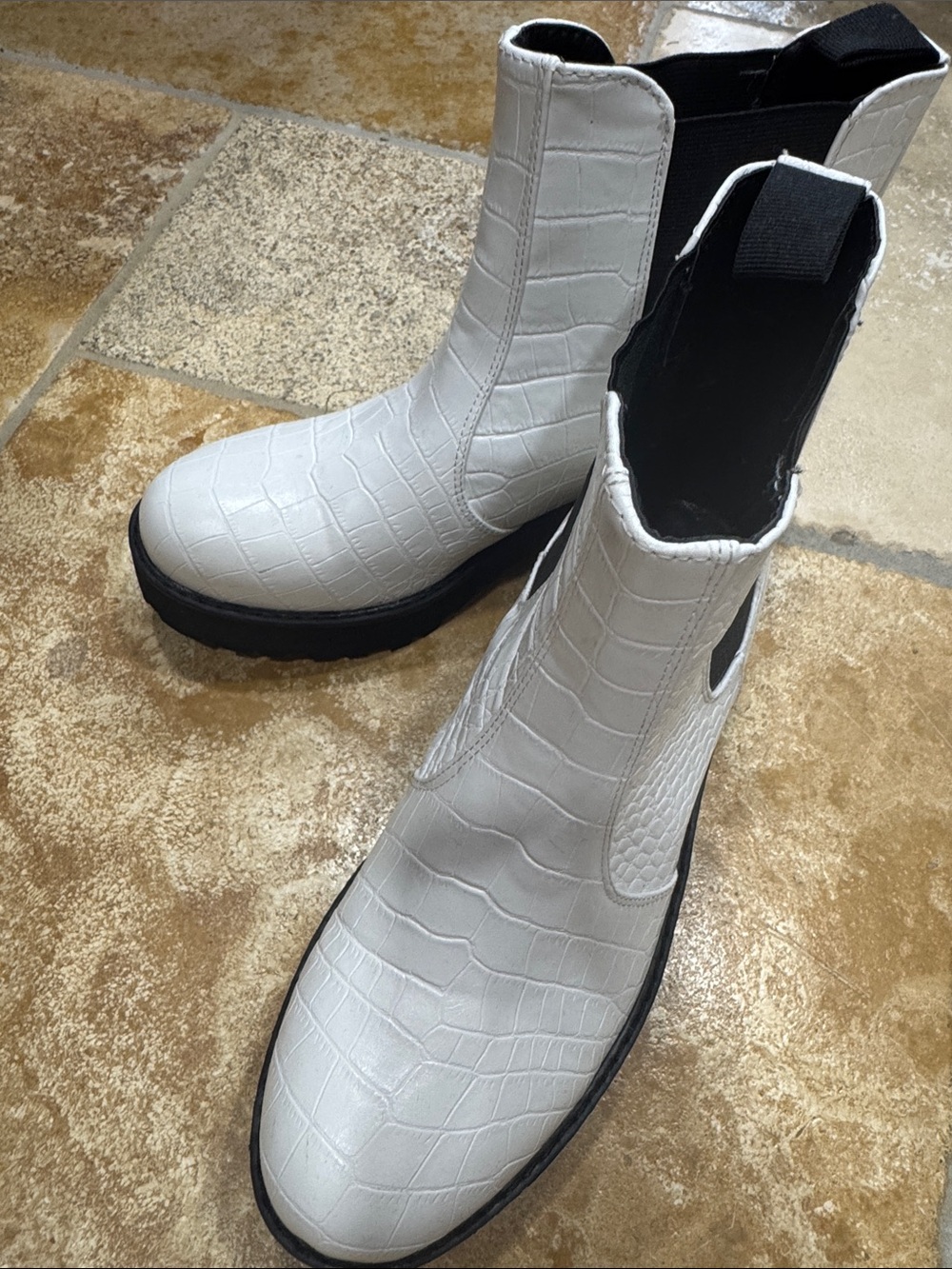Dirty Laundry White Croc-Embossed Chelsea Booties size 6.5